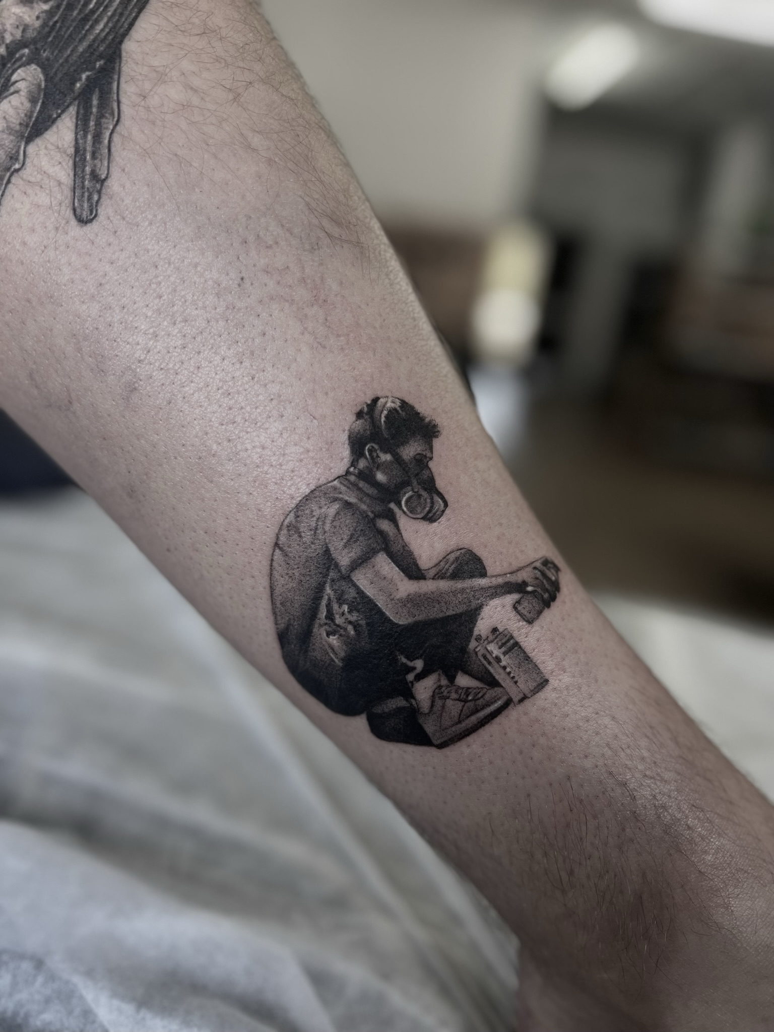 Tatuagem realista de personagem usando máscara